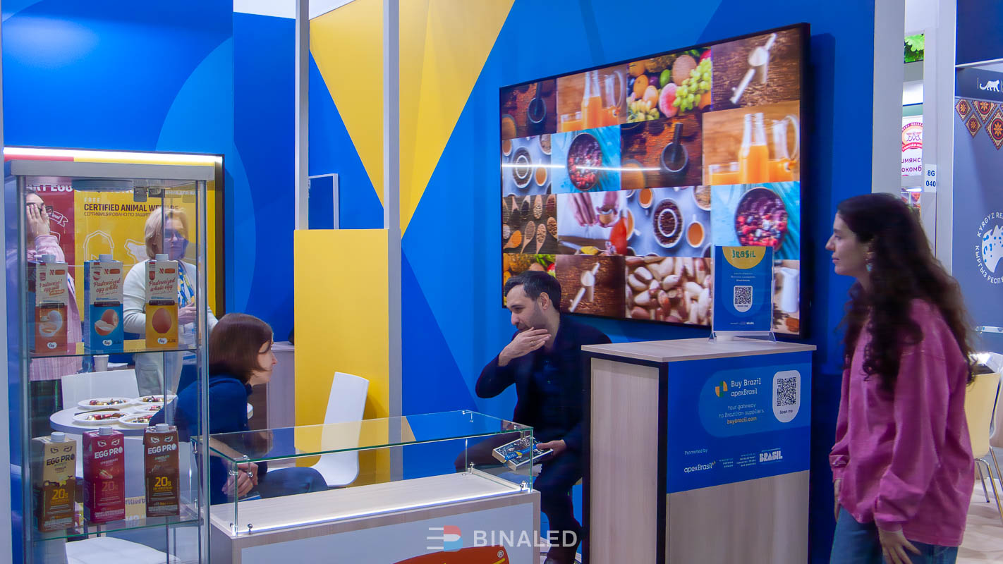 дисплей 86 дюймов на выставочном стенде